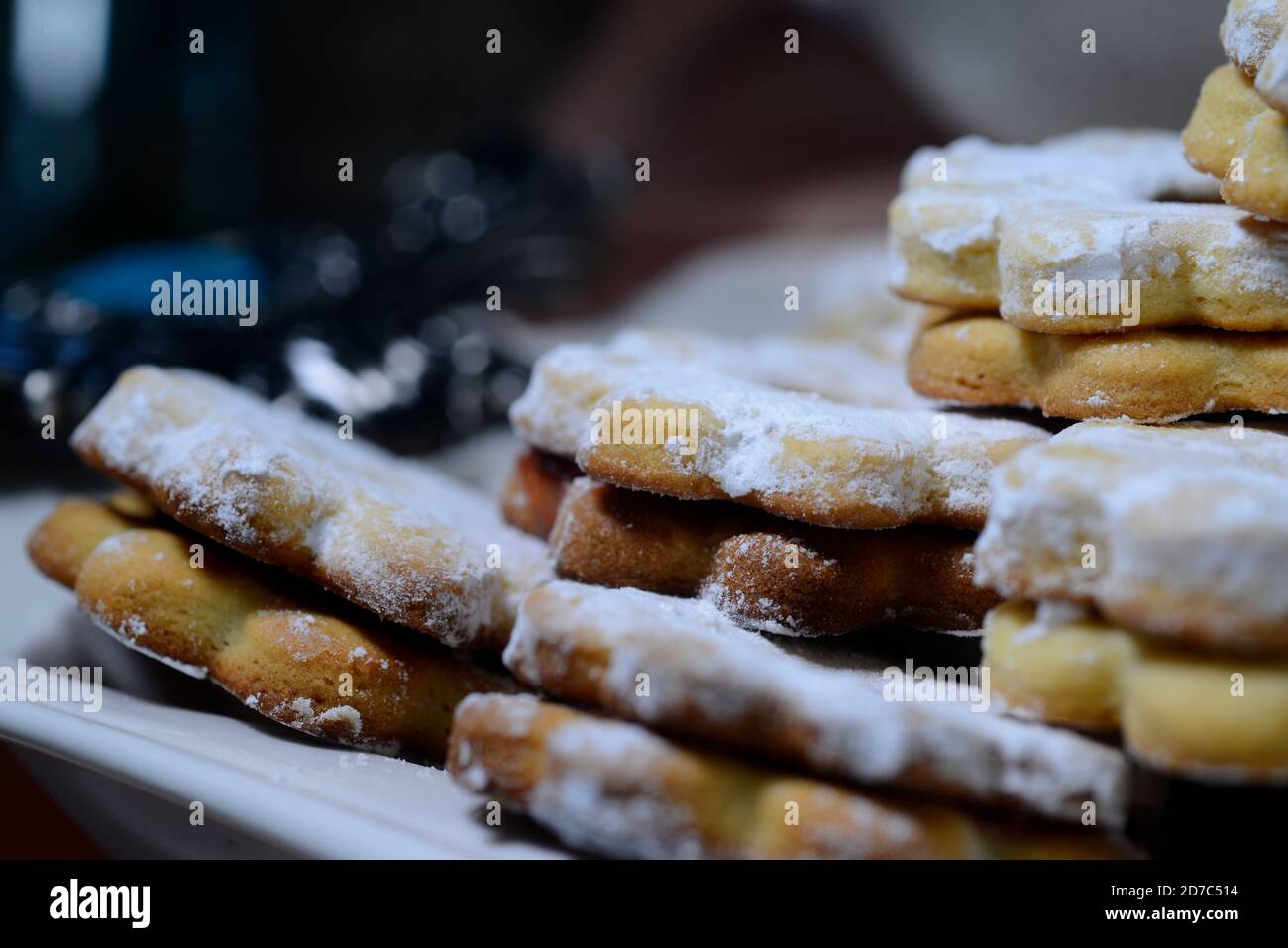 Walnusskeks mit Puderzucker und Marmelade Stockfoto