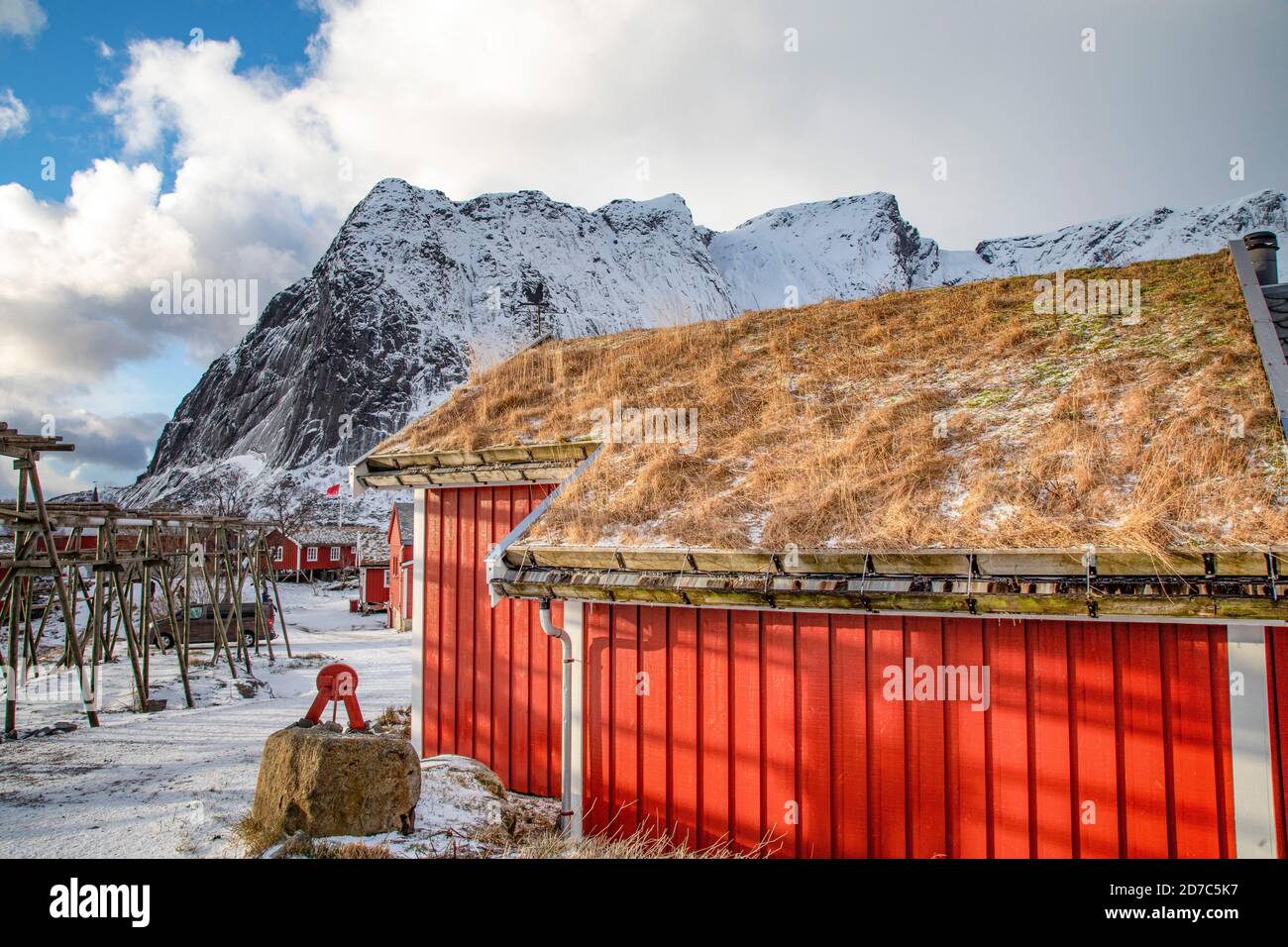 Stockfischköpfe und Netze hängen zum Trocknen im historischen Fischerdorf auf den Lofoten-Inseln, Norwegen Stockfoto