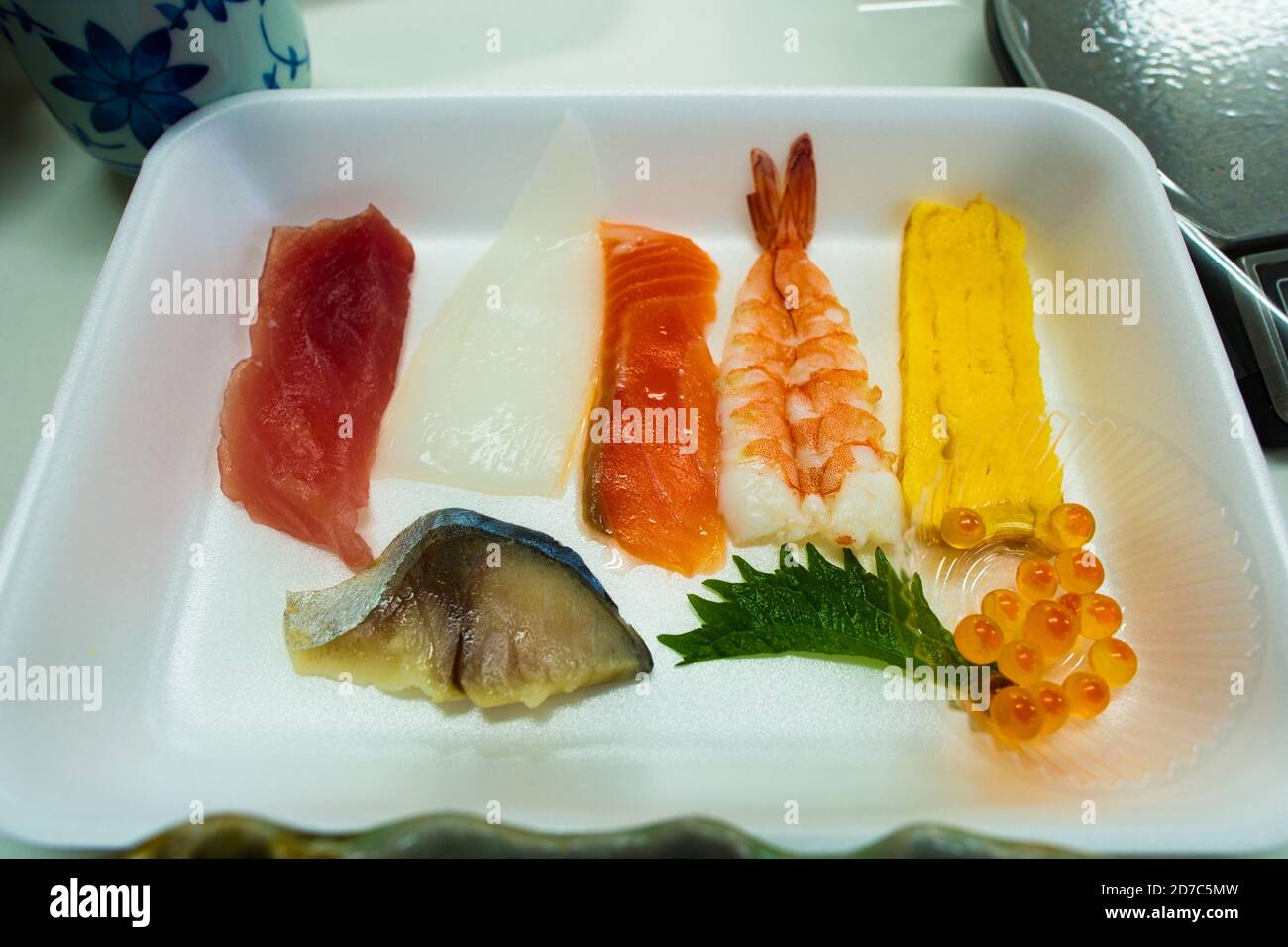 Gemischter roher Fisch in einer Schaumpfanne Es ist ein Material, das für das Üben von Sushi vorbereitet wird. Im Lehrkreuz für Touristen in Japan. Stockfoto