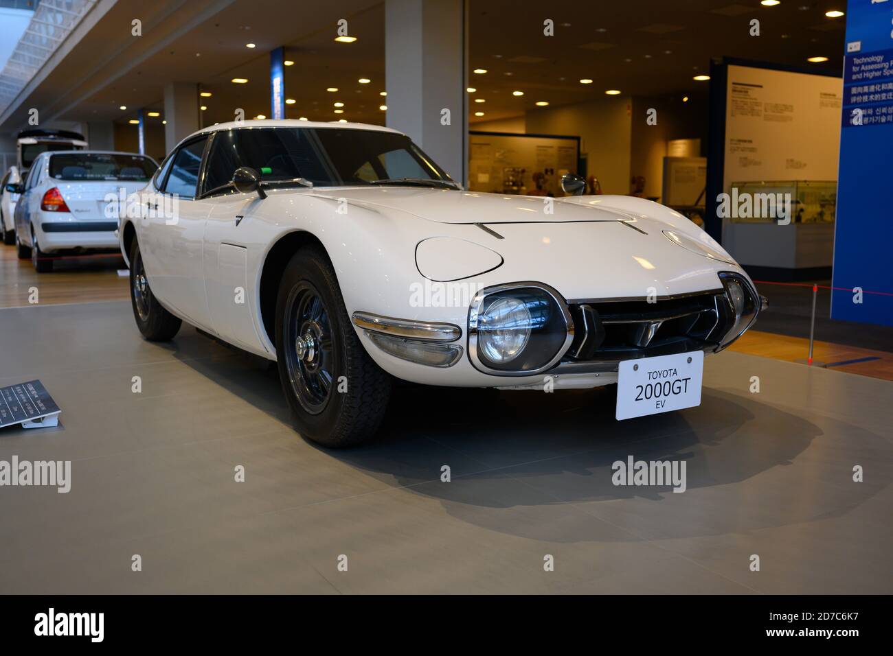 Nagoya / Japan Nov 26 2019 : Klassischer Sportwagen Modell 2000GT in der Halle des Memorial Museum of Industry and Technology geparkt. Toyota ist eine Popula Stockfoto