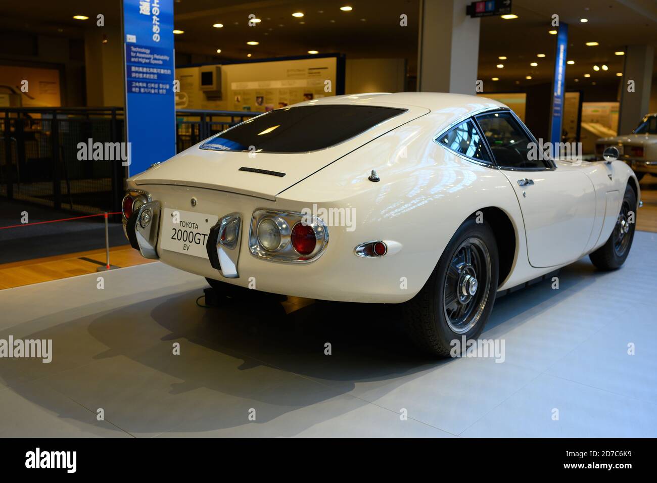 Nagoya / Japan Nov 26 2019 : Klassischer Sportwagen Modell 2000GT in der Halle des Memorial Museum of Industry and Technology geparkt. Toyota ist eine Popula Stockfoto