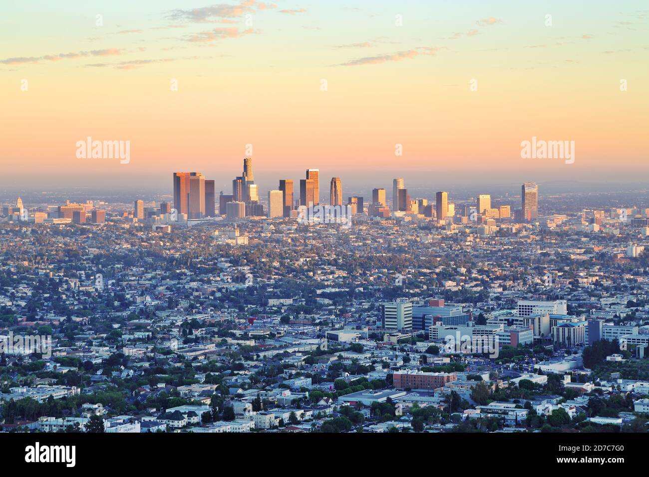 Blick auf den Sonnenuntergang von Los Angeles City vom Griffith Park Observatory Stockfoto