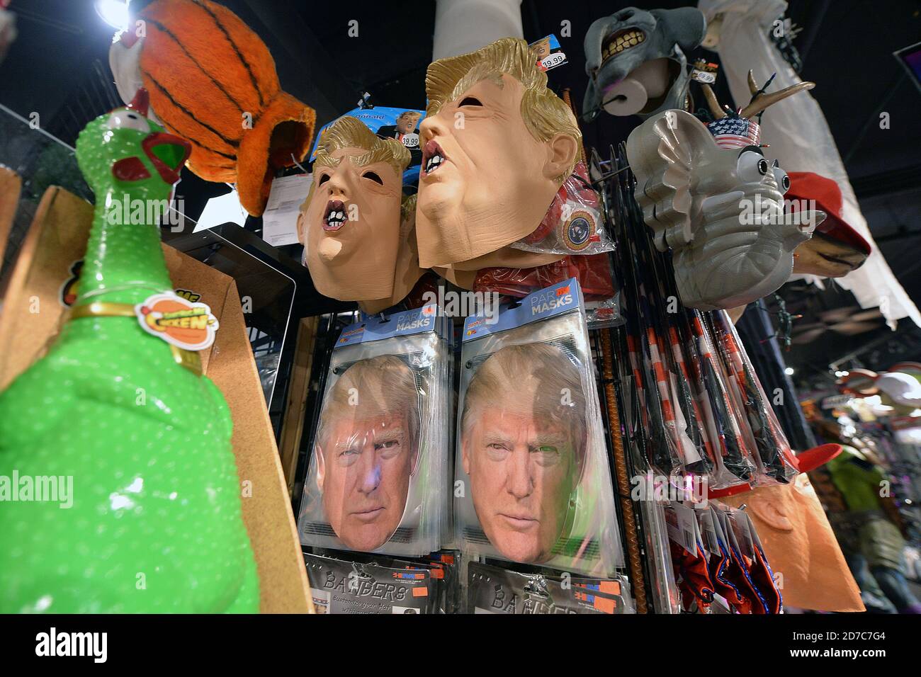 New York City, USA. Oktober 2020. Gummimasken und Papiermasken, die US-Präsident Donald Trump repräsentieren, werden im Halloween Adventure Halloween Kostümgeschäft in New York, NY, 21. Oktober 2020 ausgestellt und zum Verkauf angeboten. (Anthony Behar/Sipa USA) Quelle: SIPA USA/Alamy Live News Stockfoto