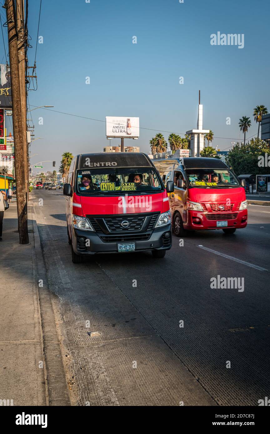 Rote Gemeindetaxis auf der Straße in Tijuana Mexiko. Vertikales Bild. Stockfoto