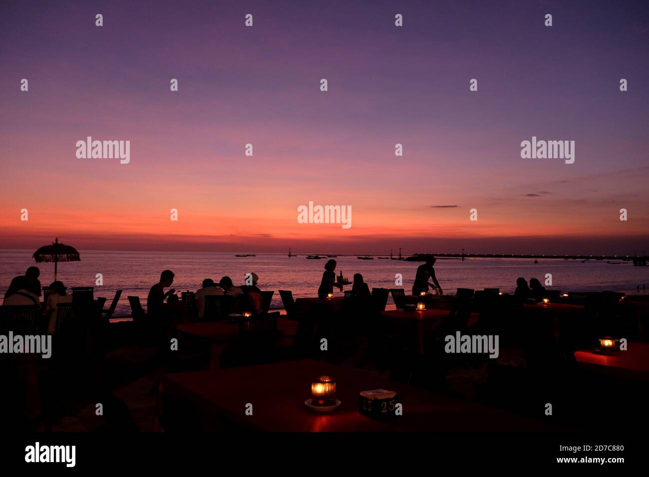 Menschen essen in einem Restaurant am Strand von Kedonganan in der Jimbaran Bay in Indonesien 4. Juli 2015. Quelle: Yuriko Nakao/AFLO/Alamy Live News Stockfoto