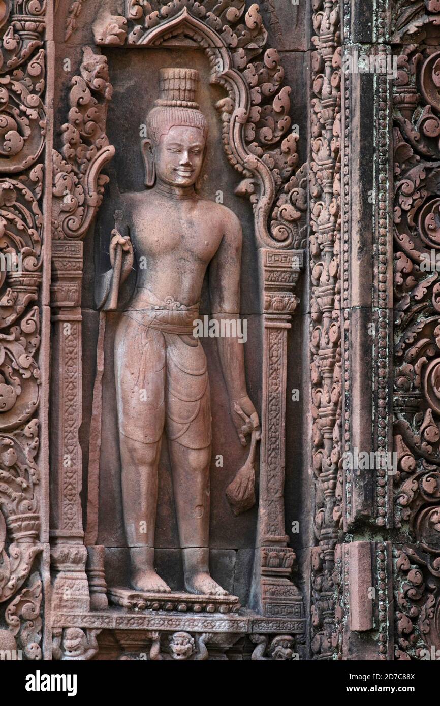 Lateritschnitzerei bei Banteay Srei, Teil des Angkor Komplexes bei Siem Reap, Kambodscha Dezember 2011 Stockfoto