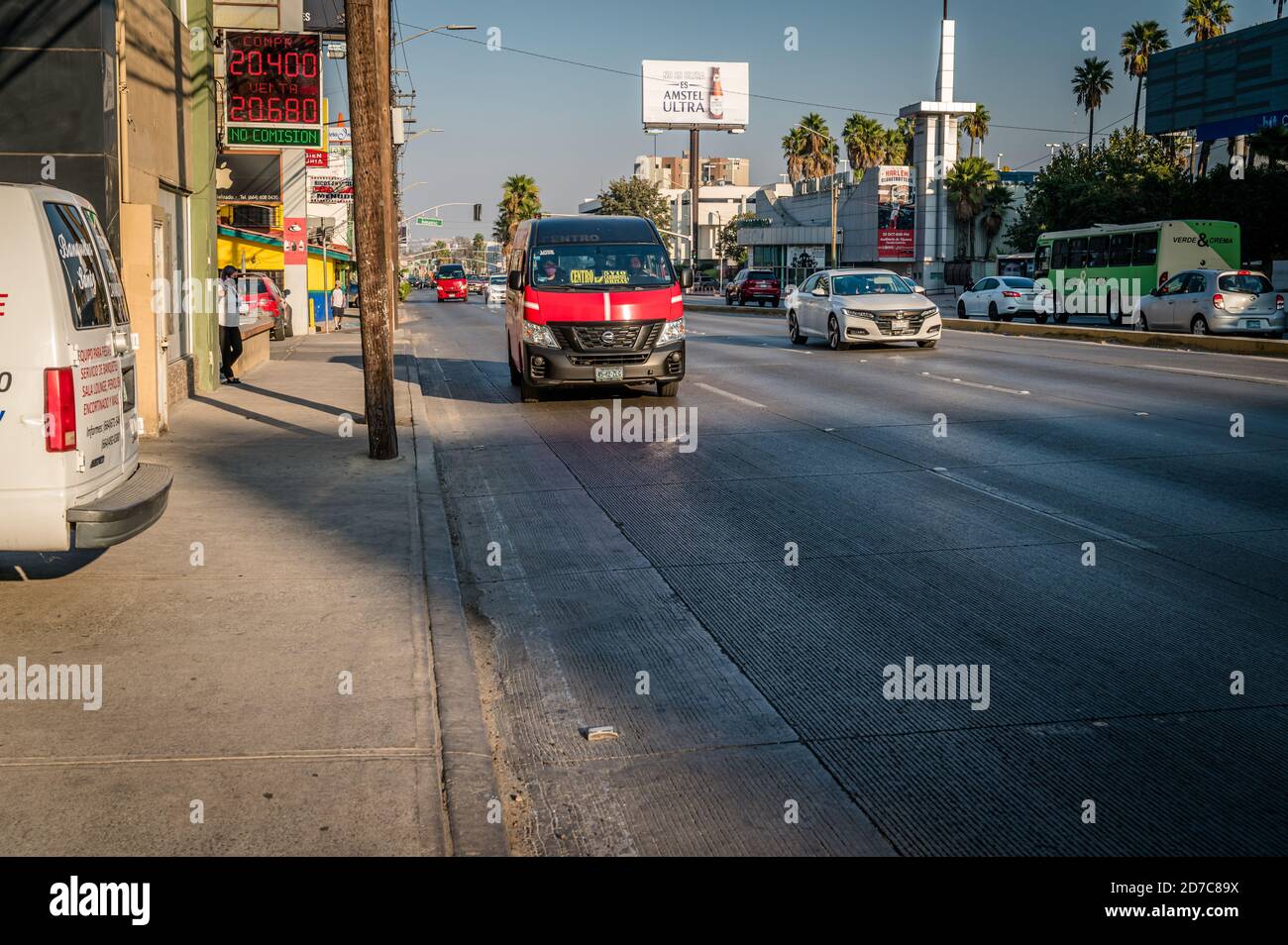 Rotes Gemeinschaftstaxi auf der Straße in Tijuana, Mexiko Stockfoto