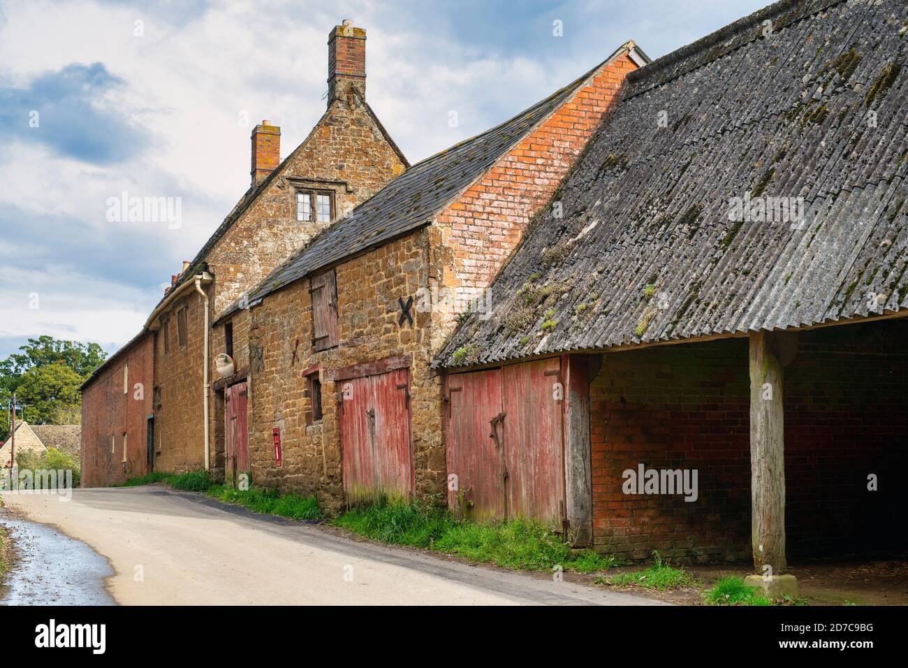Bauernhof und Nebengebäude in Winderton, Cotswolds, Warwickshire, England Stockfoto