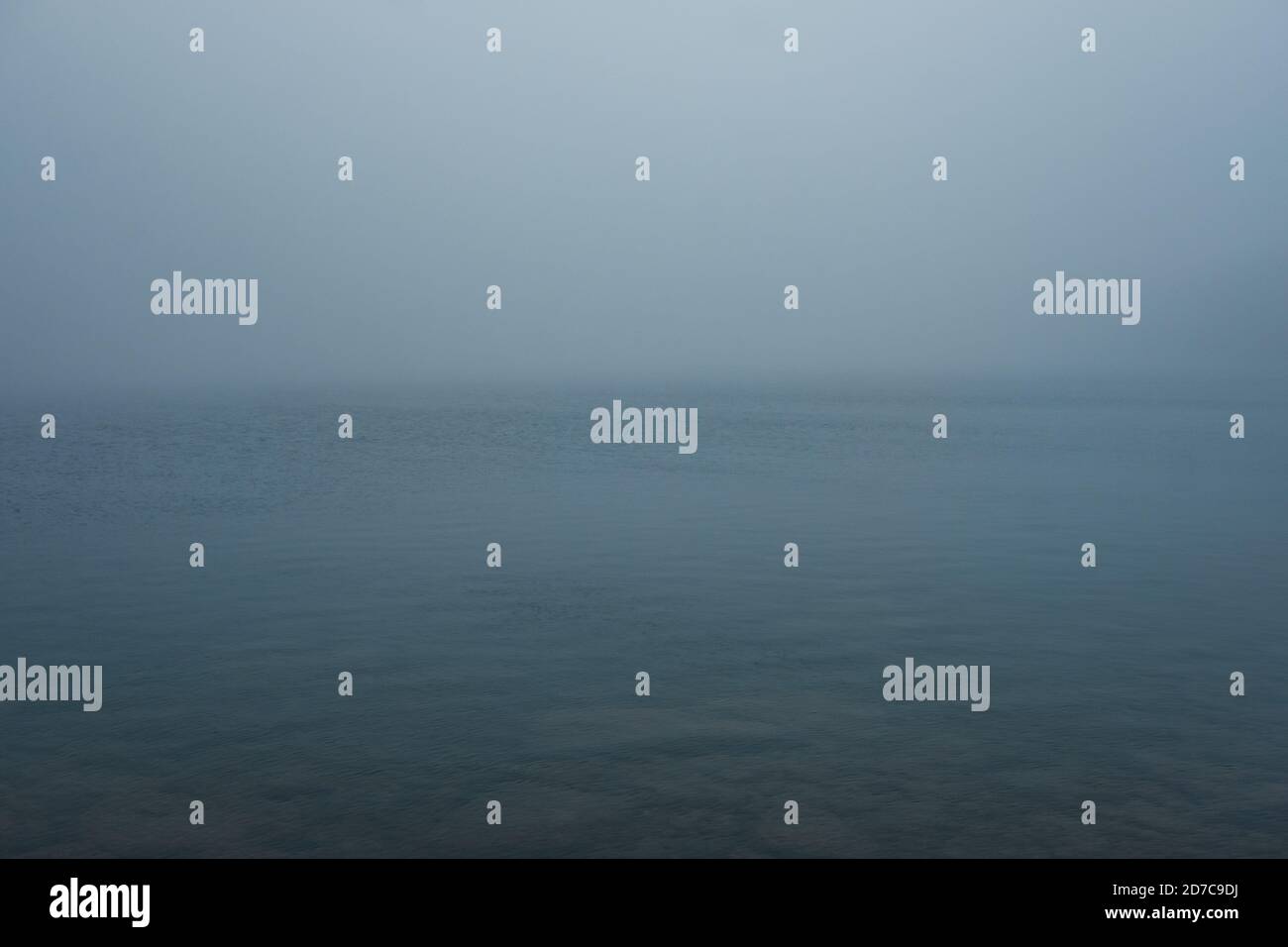 Nebel über dem See in Tasmanien Stockfoto