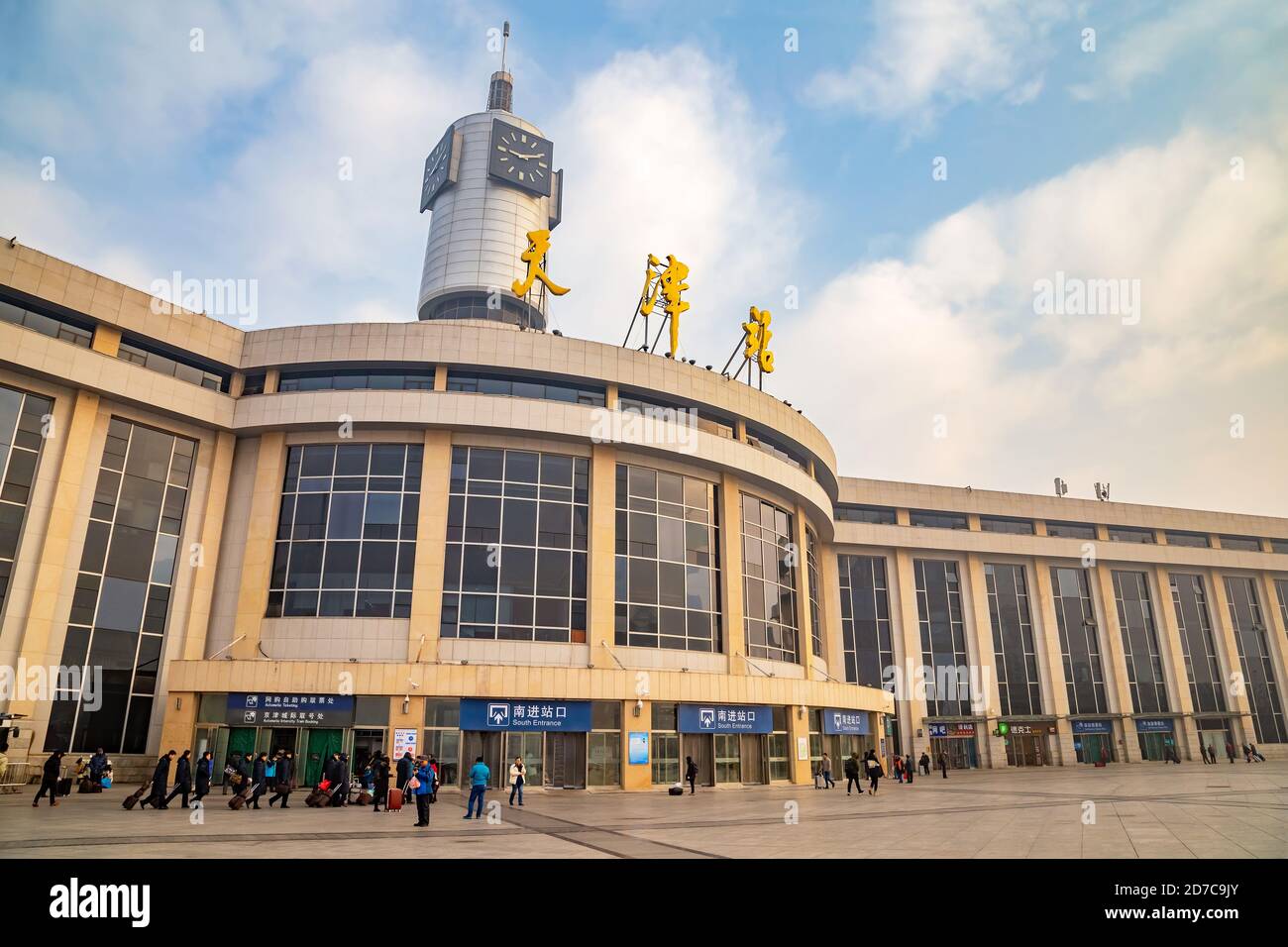 Tianjin, China - Jan 16 2020: Nicht identifizierte Pendler am Bahnhof Tianjin, dem pincipal Bahnhof in Tianjin, der als High-Speed diente Stockfoto