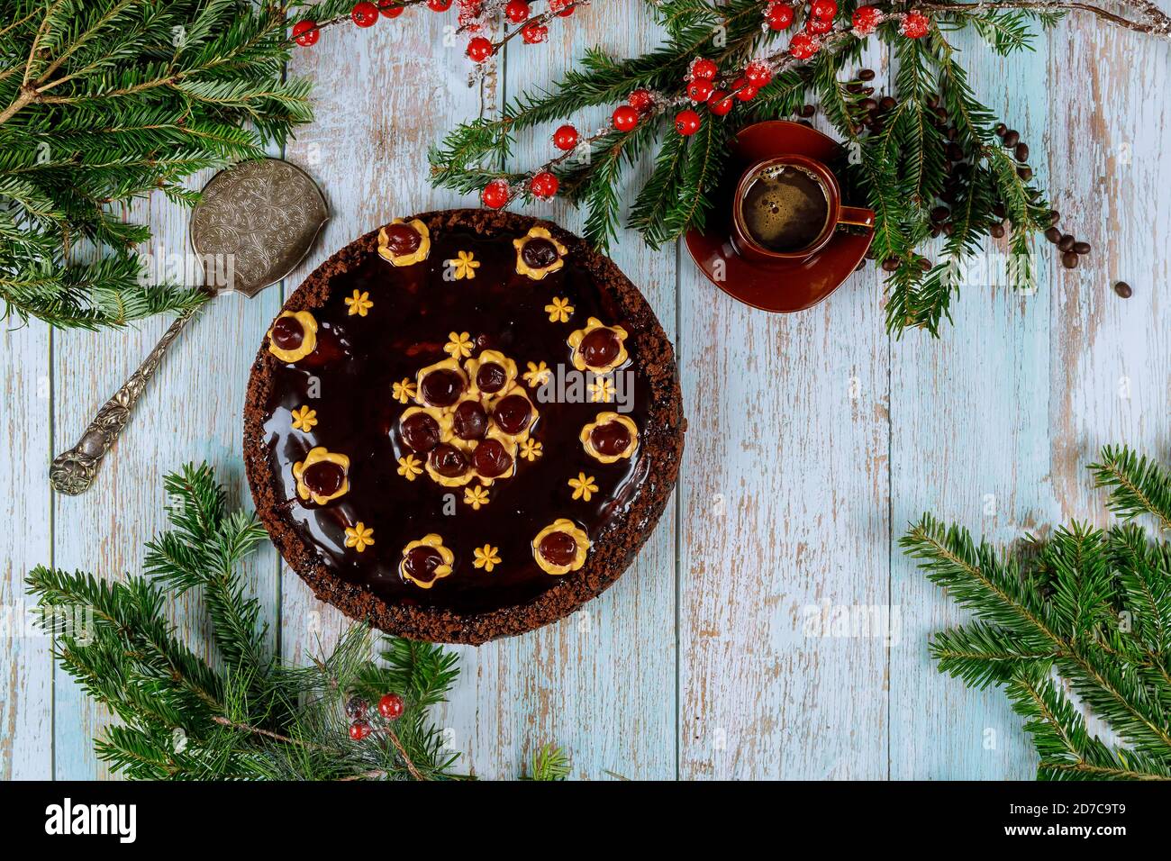 Schokoladen-Rum-Kuchen mit Kaffee auf Holzhintergrund. Weihnachten oder Neujahr Konzept. Stockfoto