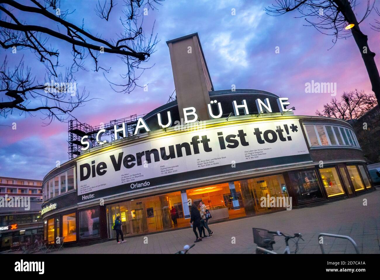 Schaubühne am Lehniner Platz. Berühmtes Schaubuhne Theater in Berlin mit Banner die Vernunft ist tot: Vernunft oder Vernunft ist tot. Stockfoto