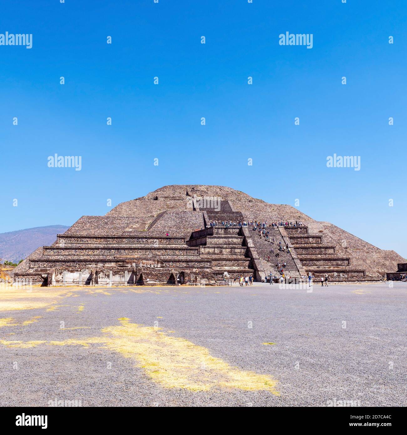 Die Mondpyramide im Sommer mit Kopierraum, Teotihuacan, Mexiko. Stockfoto