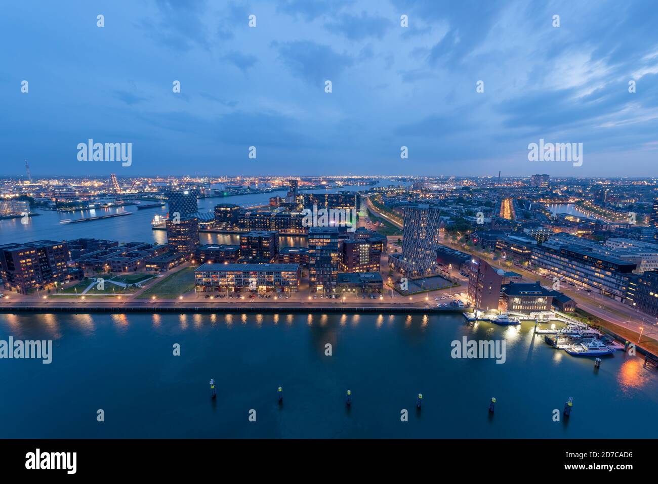 Rotterdam, Niederlande - 7. Mai 2019 : Skyline des Delfshaven Viertels mit modernen Gebäuden und neuer Maas-Flußansicht zur blauen Stunde Stockfoto