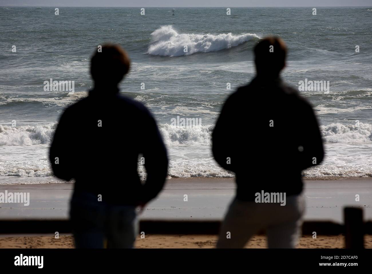 Lissabon, Portugal. Oktober 2020. Am 21. Oktober 2020 schauen die Menschen in der Nähe des Strandes in Oeiras, Portugal, auf die Wellen. Der Sturm Barbara hat Portugal mit Stürmen und heftigem Regen geschlagen. Quelle: Pedro Fiuza/Xinhua/Alamy Live News Stockfoto