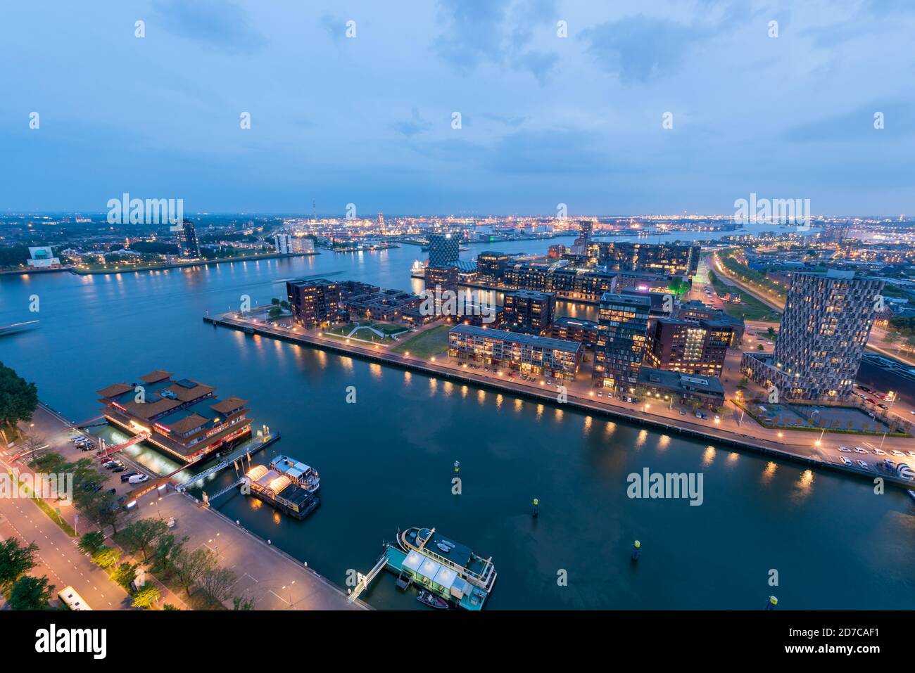 Rotterdam, Niederlande - 7. Mai 2019 : Skyline des Delfshaven Viertels mit modernen Gebäuden und neuer Maas-Flußansicht zur blauen Stunde Stockfoto