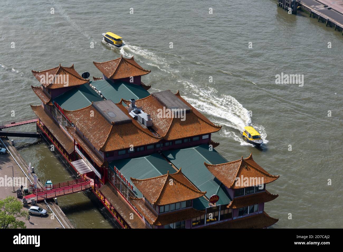Rotterdam, Niederlande - 29. April 2019: New Ocean Paradise schwimmendes chinesisches Restaurant Luftbild Stockfoto