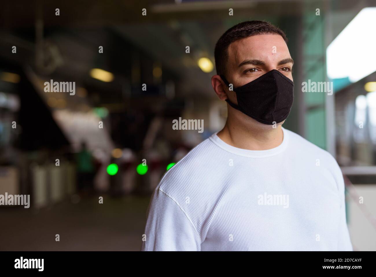 Gesicht des Menschen mit Maske Denken und soziale Distanzierung an Der Skytrain-Station Stockfoto