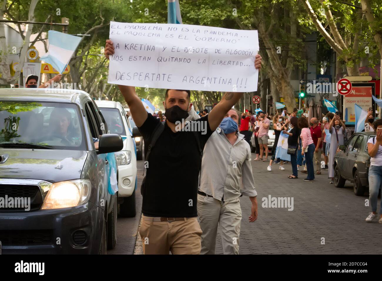 2020-10-12, Mendoza, Argentinien: Während eines Protestes hält ein Mann ein Schild mit der Aufschrift "das Problem ist nicht die Pandemie, sondern die Regierung. Wake Up, Argentinien Stockfoto