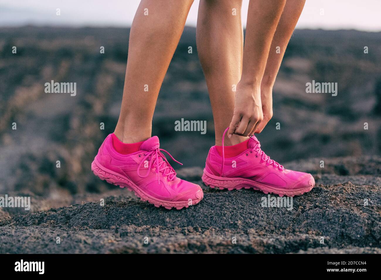 Fit Run Mädchen immer bereit, auf Berg rocsk zu gehen Binden Schnürsenkel von Trail Laufschuhe - hot pink Mode Schuhe Läufer activewear Lifestyle Stockfoto