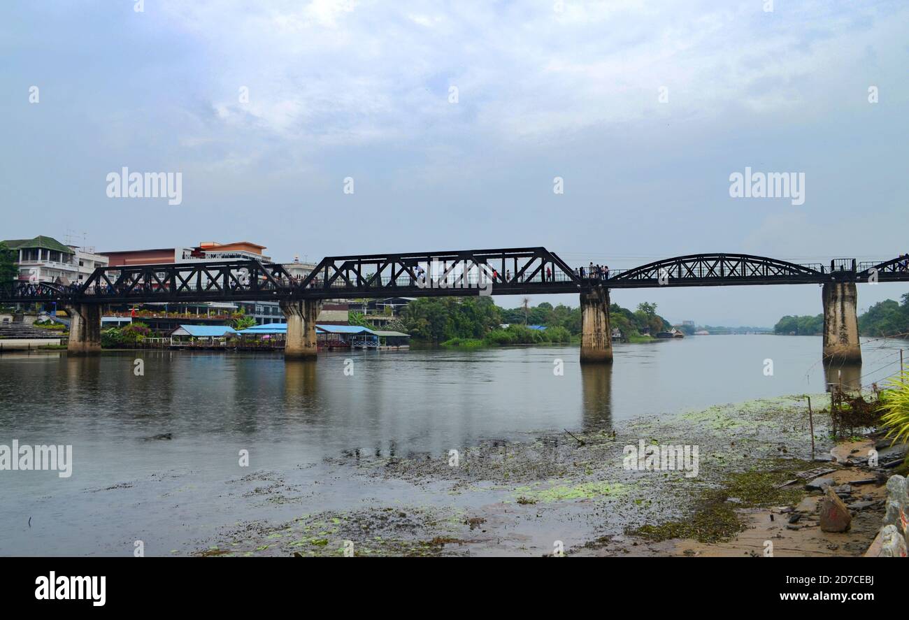 Kanchanaburi, Thailand - Blick auf die Brücke am Fluss Kwai vom Guan im Sutham Tempel Stockfoto