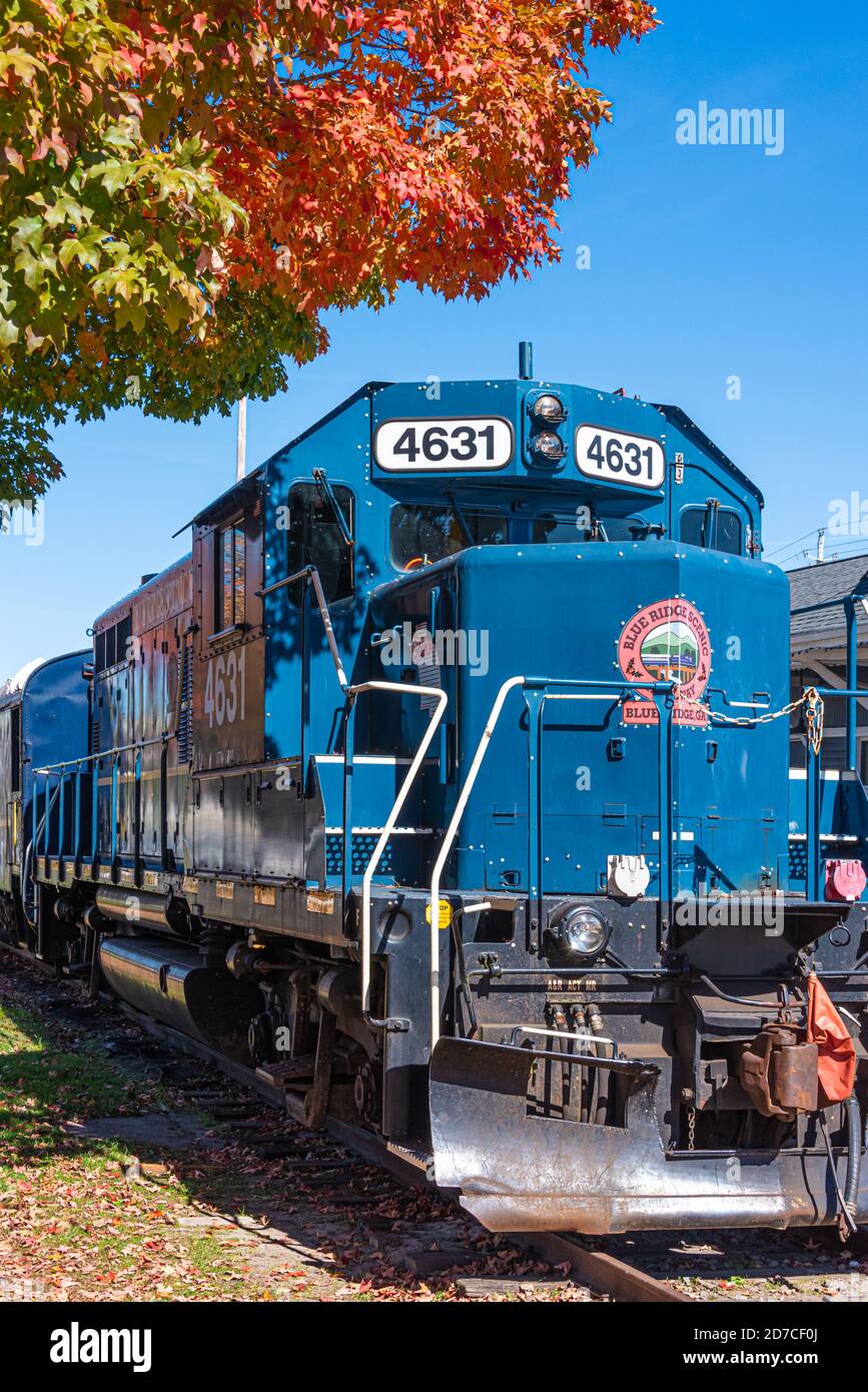 Blue Ridge Scenic Railway Zug am Bahnhof in Blue Ridge, Georgia, an einem schönen Herbsttag. (USA) Stockfoto