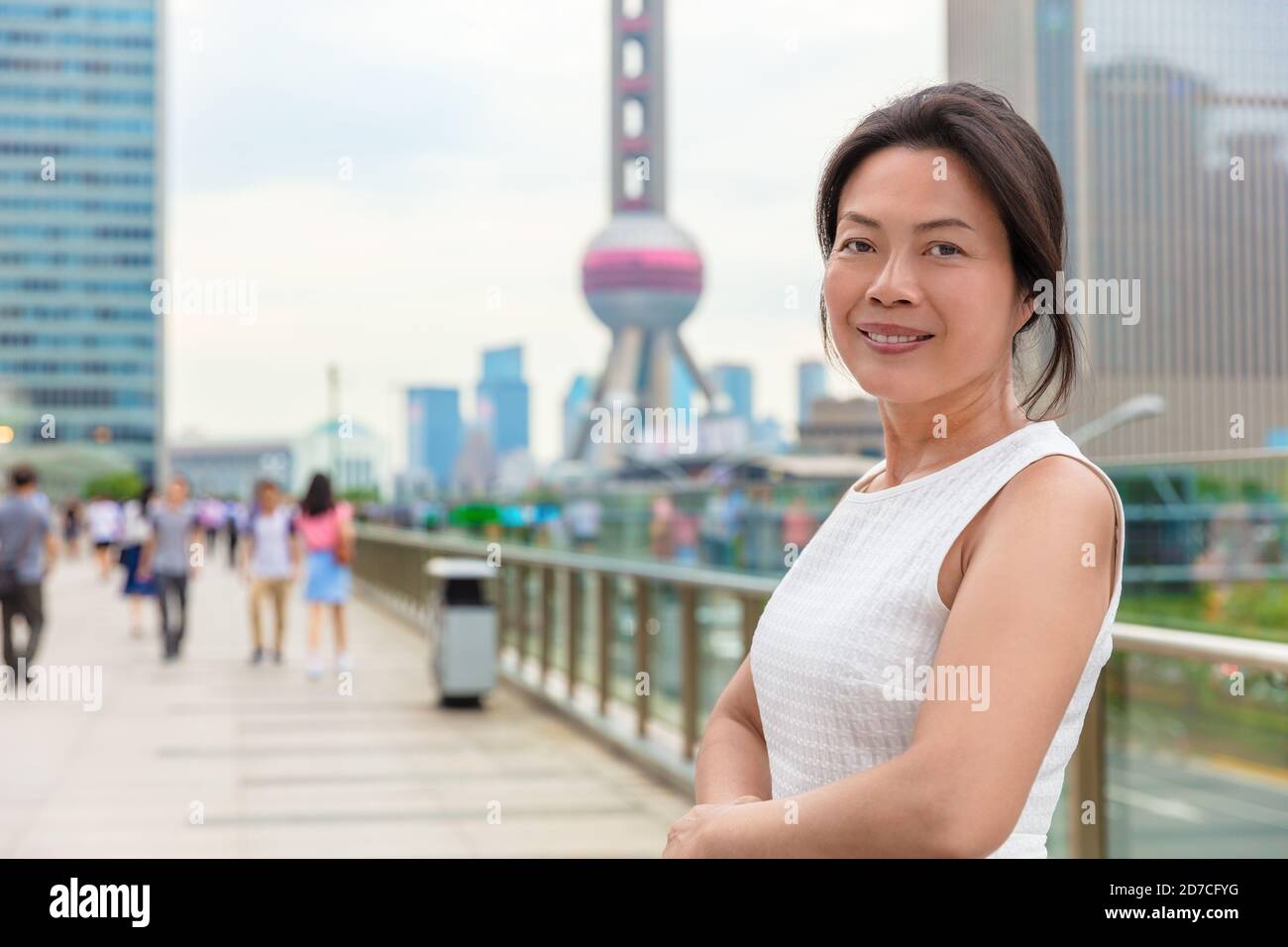 Asiatische mittleren Alters Frau Modell lächelnd glücklich in Shanghai City Street. Chinesische reife Geschäftsfrau China professionell Stockfoto