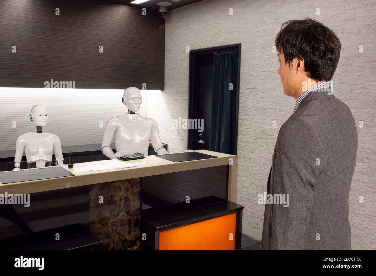 Smart Hotel in Hotellerie und Gastronomie 4.0 Konzept, die empfangsdame Roboter (robot Assistant) in der Lobby des Hotels oder Flughäfen immer willkommen Kunde die Stockfoto