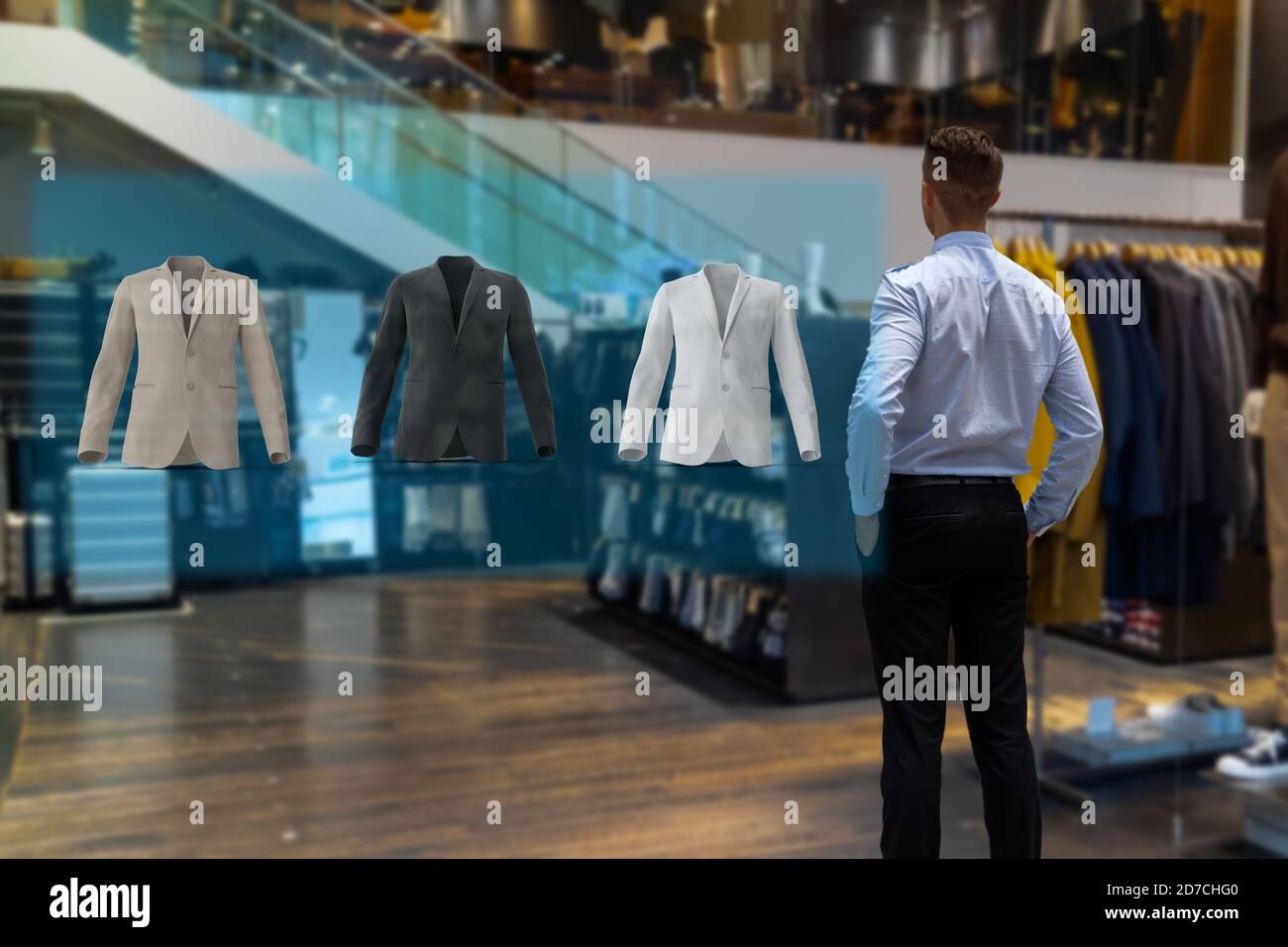 Iot smart Retail futuristische Technologie Konzept, glücklicher Mensch versuchen, Smart Display mit Virtual und Augmented Reality in der Boutique zu verwenden oder Einzelhandel zu wählen Stockfoto