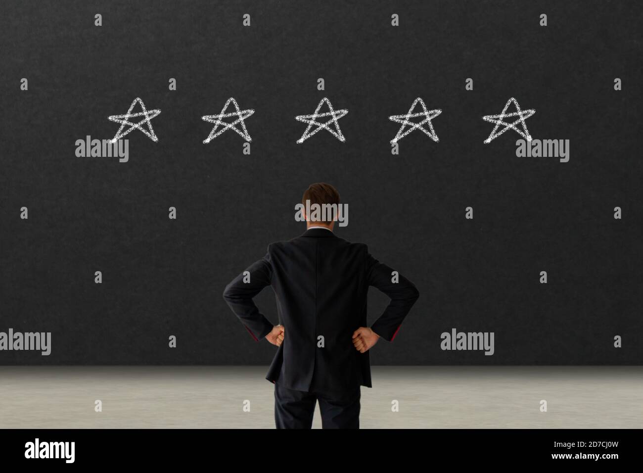 Business-Mann auf der Suche auf schwarzem Brett ausgezeichnete Bewertung Abstimmung durch Kundenerfahrung mit Hand setzen höchste Rate fünf Sterne. Beste Dienstleistungen Konzept. Co Stockfoto