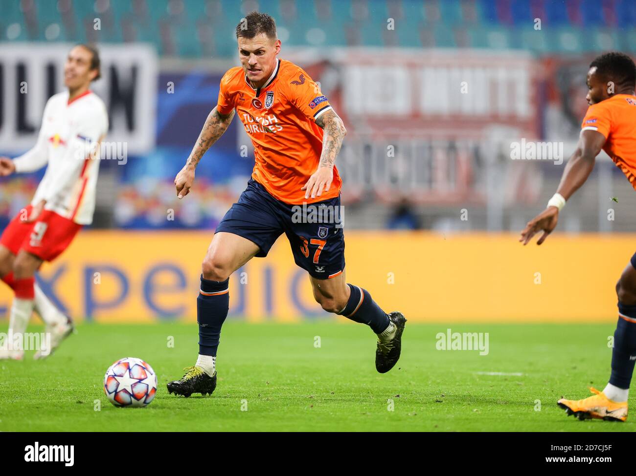 Leipzig, Deutschland. Oktober 2020. Fußball: Champions League, Gruppenphase, RB Leipzig - Istanbul Basaksehir in der Red Bull Arena. Istanbul-Spieler Martin Skrtel auf dem Ball. Quelle: Jan Woitas/dpa-Zentralbild/dpa/Alamy Live News Stockfoto