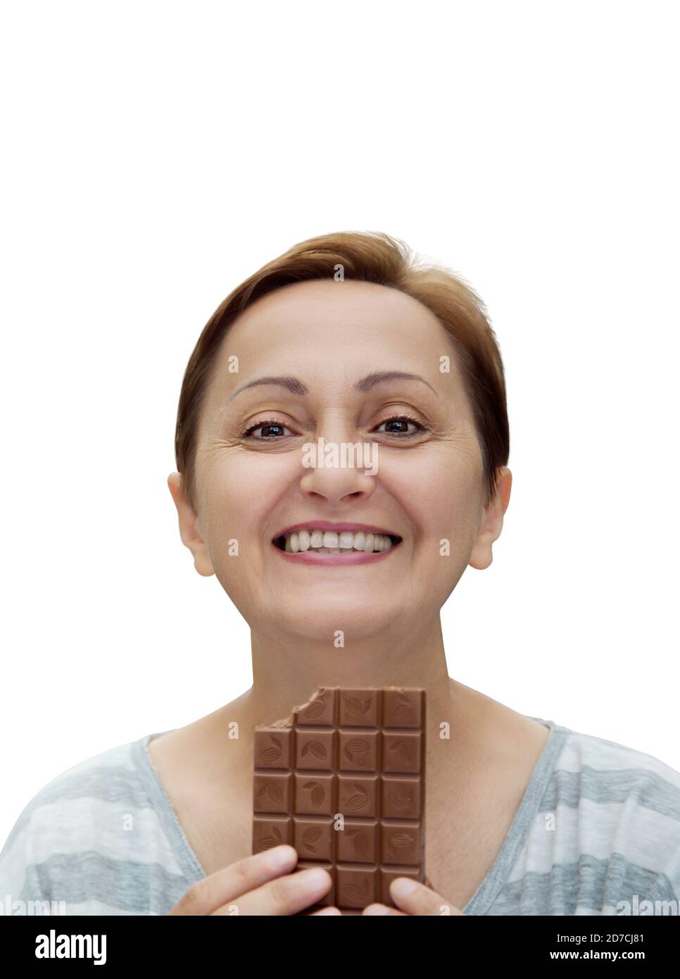 Frau essen Schokolade isoliert auf weißem Hintergrund. Schönes Porträt einer glücklichen Frau im mittleren Alter von 40s 50s lächeln und halten eine Schokolade Bar Stockfoto