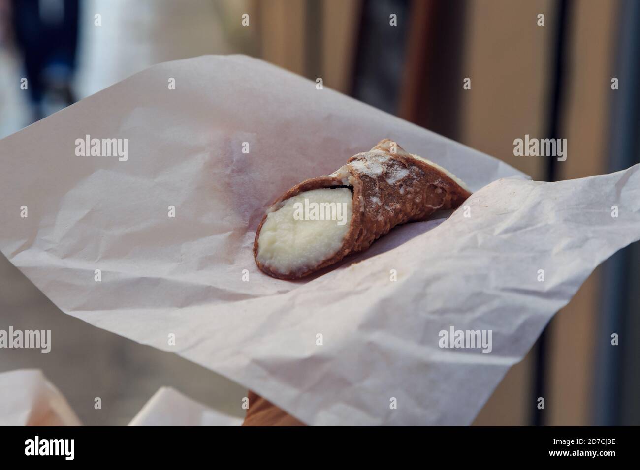 Cannoli, italienisches Gebäck oder Dessert der Region Sizilien in Italien. Cannoli ist eine röhrenförmige Schale aus gebratenem Teig, gefüllt mit Ricotta Stockfoto