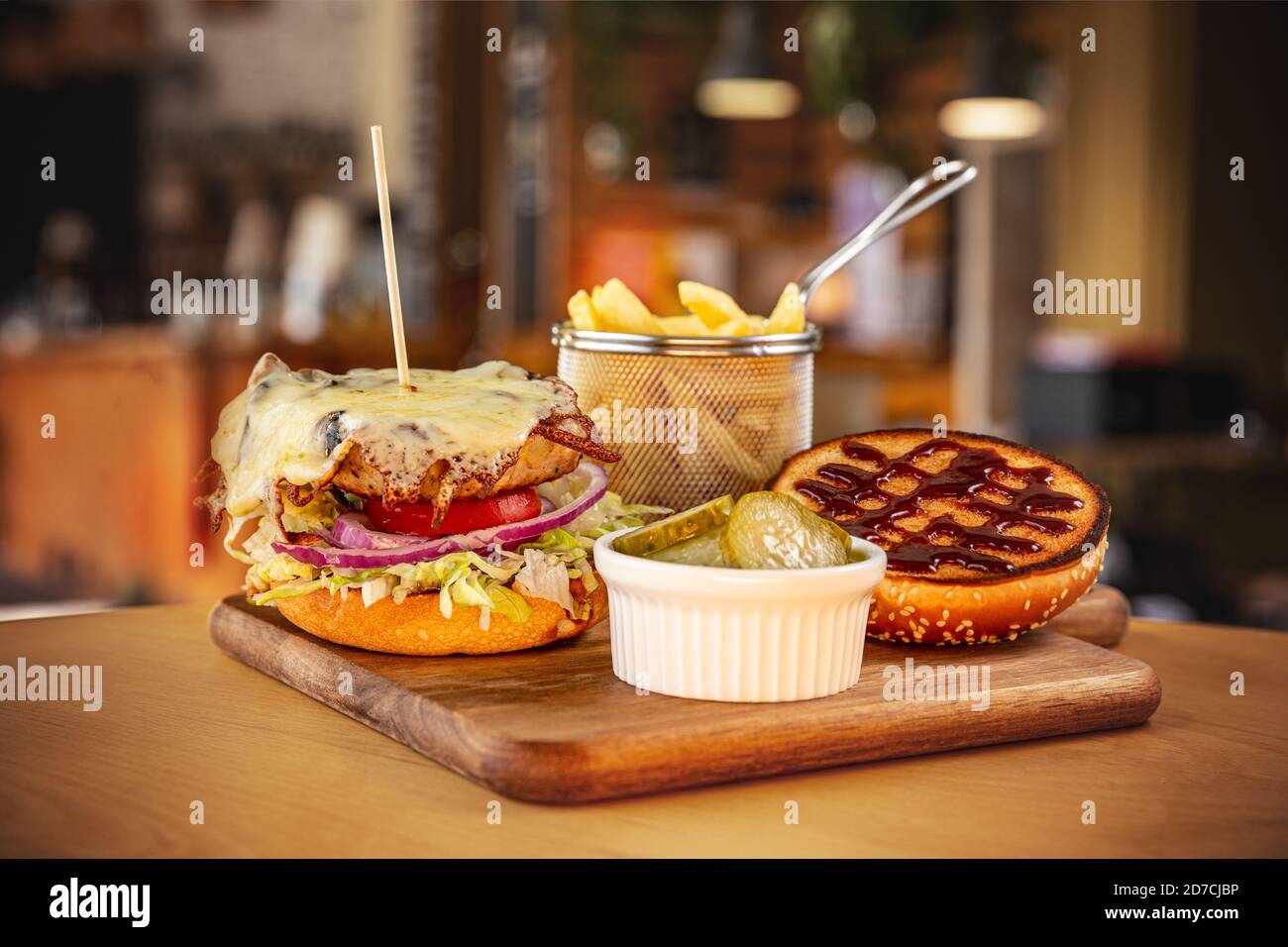 Brioche Brötchen mit Burger Stockfoto