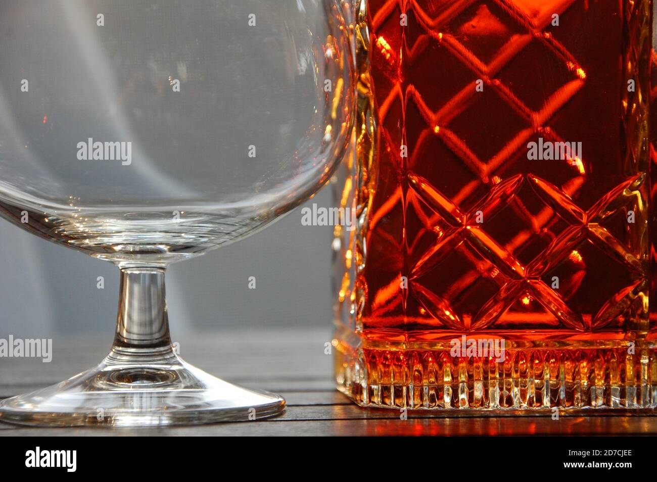 Leeres und großes Glas schließen mit einer vollen Flasche beiseite Stockfoto