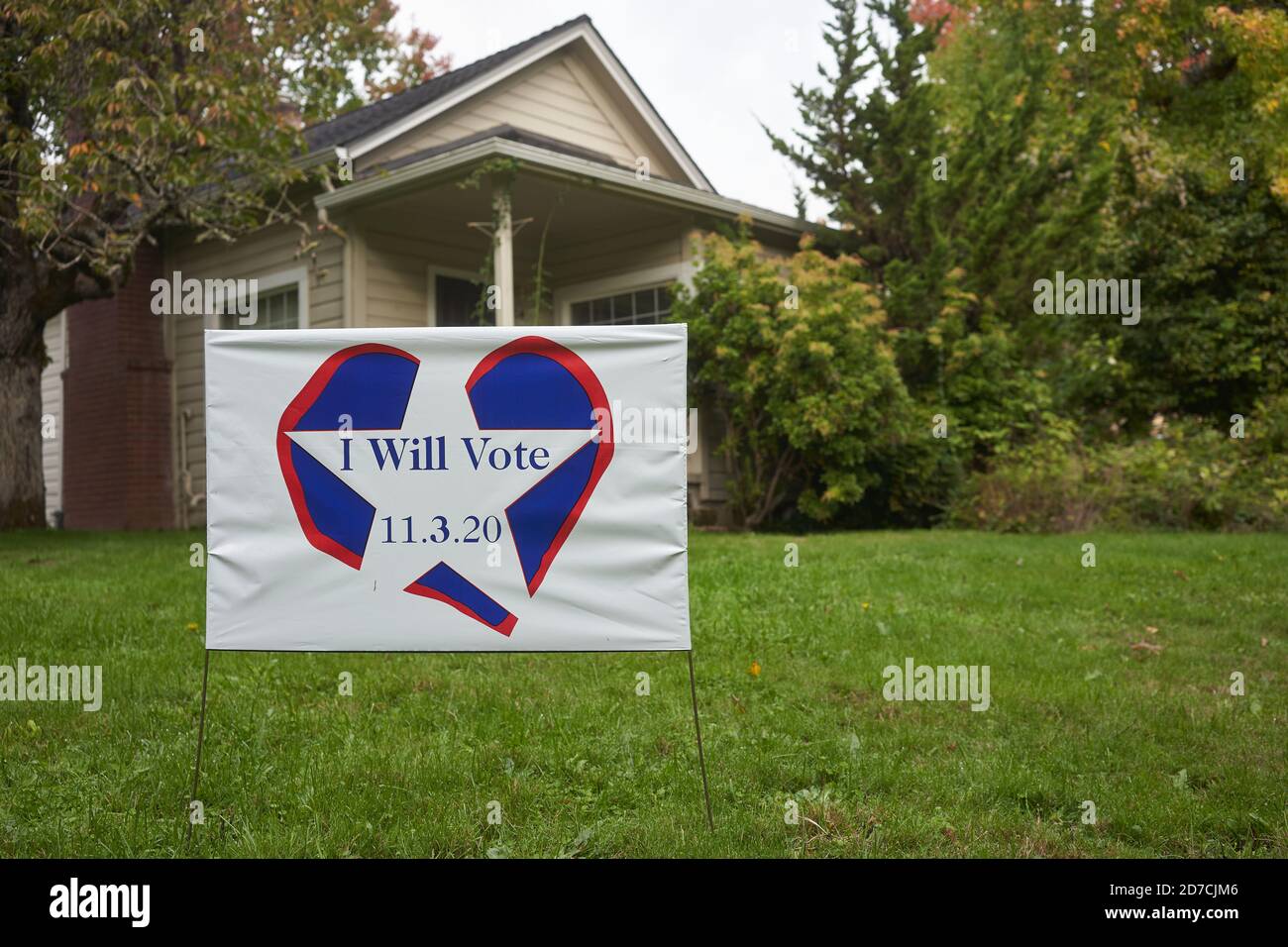 Ich werde Banner auf dem Rasen vor einem Haus in Lake Oswego, Oregon, am Mittwoch, 21. Oktober 2020 gesehen abstimmen, wie der Wahltag nähert. Stockfoto