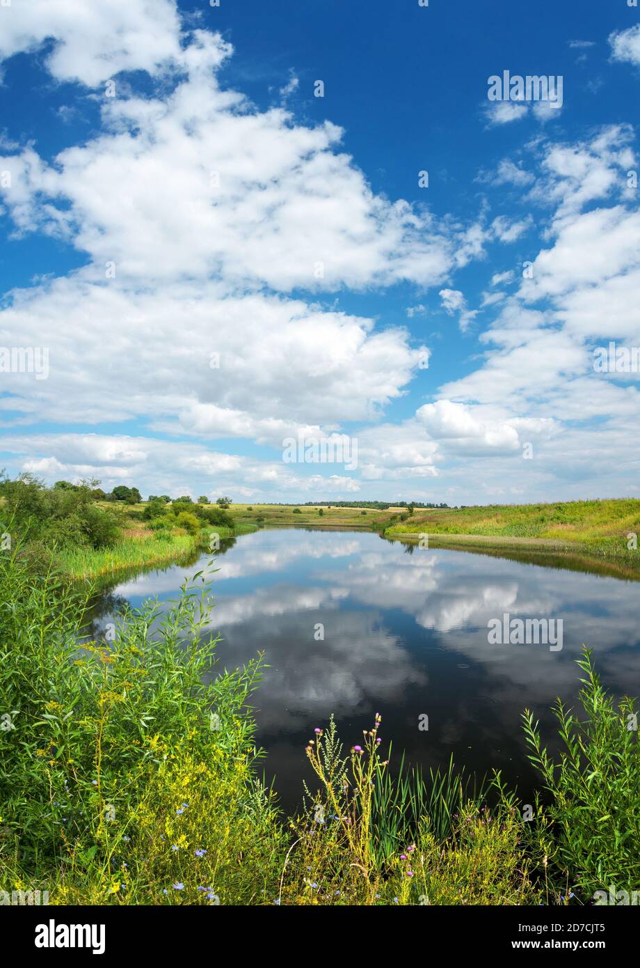 Sommerlandschaft mit ruhigen Fluss und schönen Wolken in blau Himmel Stockfoto