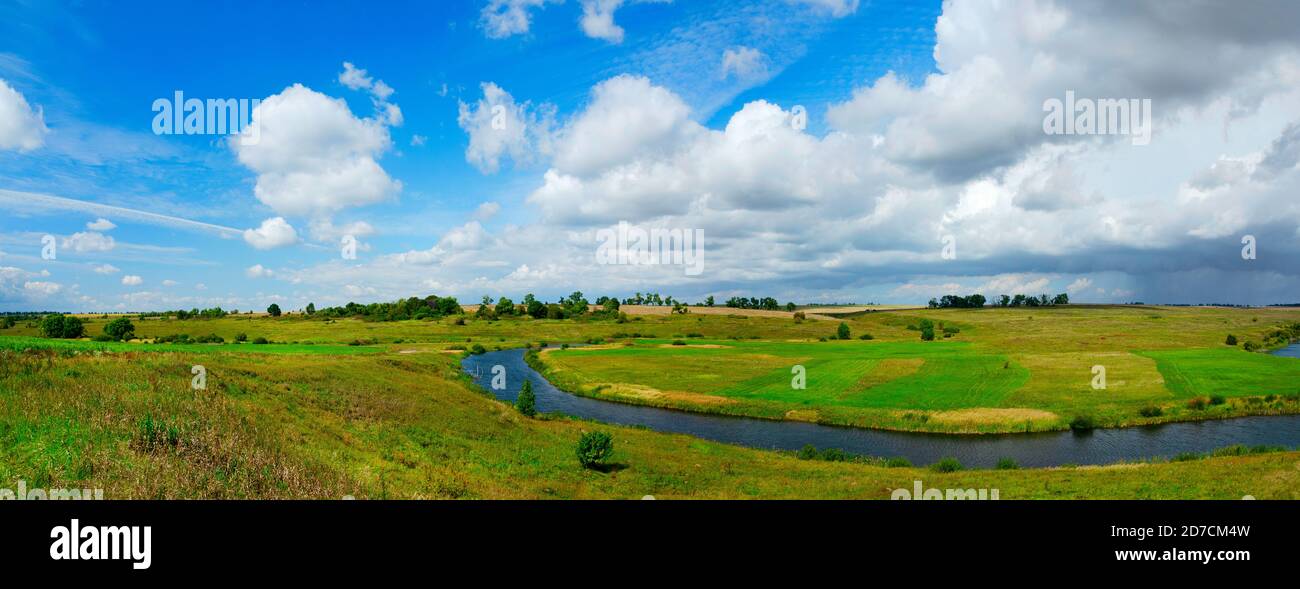 Schöne Panoramalandschaft mit Flusskurve und dunklen Sturmwolken Über das Land Stockfoto