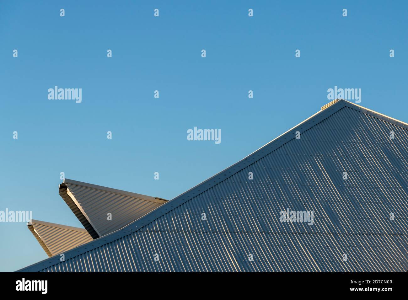 Typisches Wellblechdach in Broome mit Windkanälen. Stockfoto