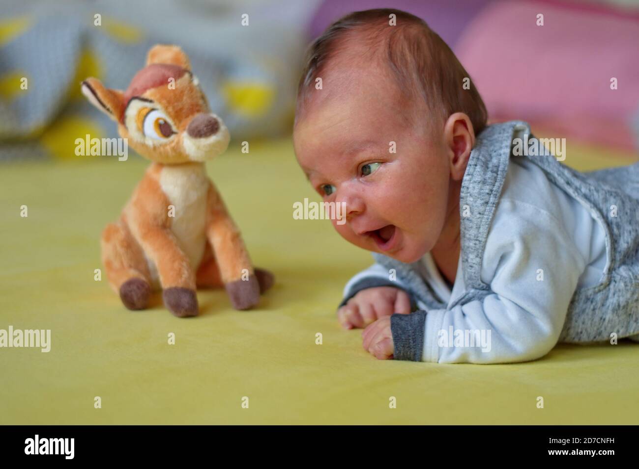 Nahaufnahme von niedlichen Neugeborenen Baby spielen mit Stofftier Stockfoto