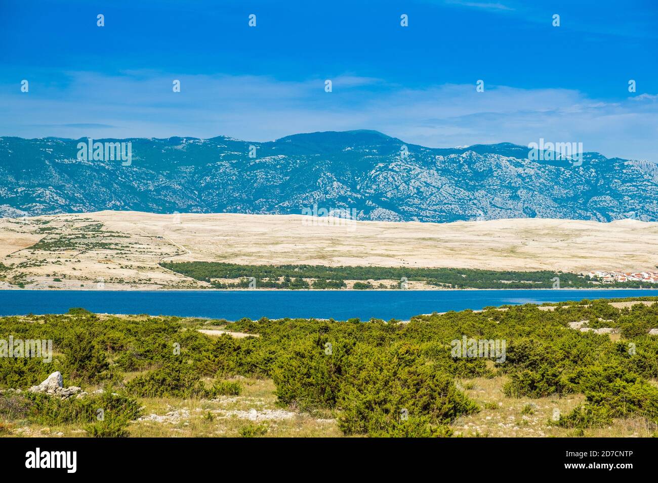 Landschaft auf der Insel Pag in Kroatien, Velebit Berg im Hintergrund Stockfoto