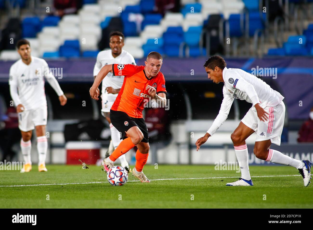 Iktor Kornienko von Shakhtar Donetsk und Raphael Varane von Real Madrid in Aktion während der UEFA Champions League, Gruppenphase, Gruppe B Fußballspiel Stockfoto