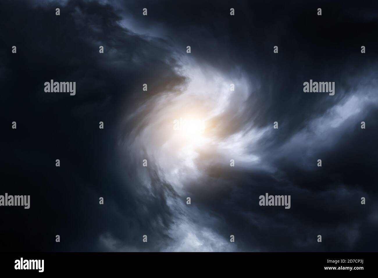 Verschwommener Wirbelwind in den dunklen Sturmwolken Stockfoto