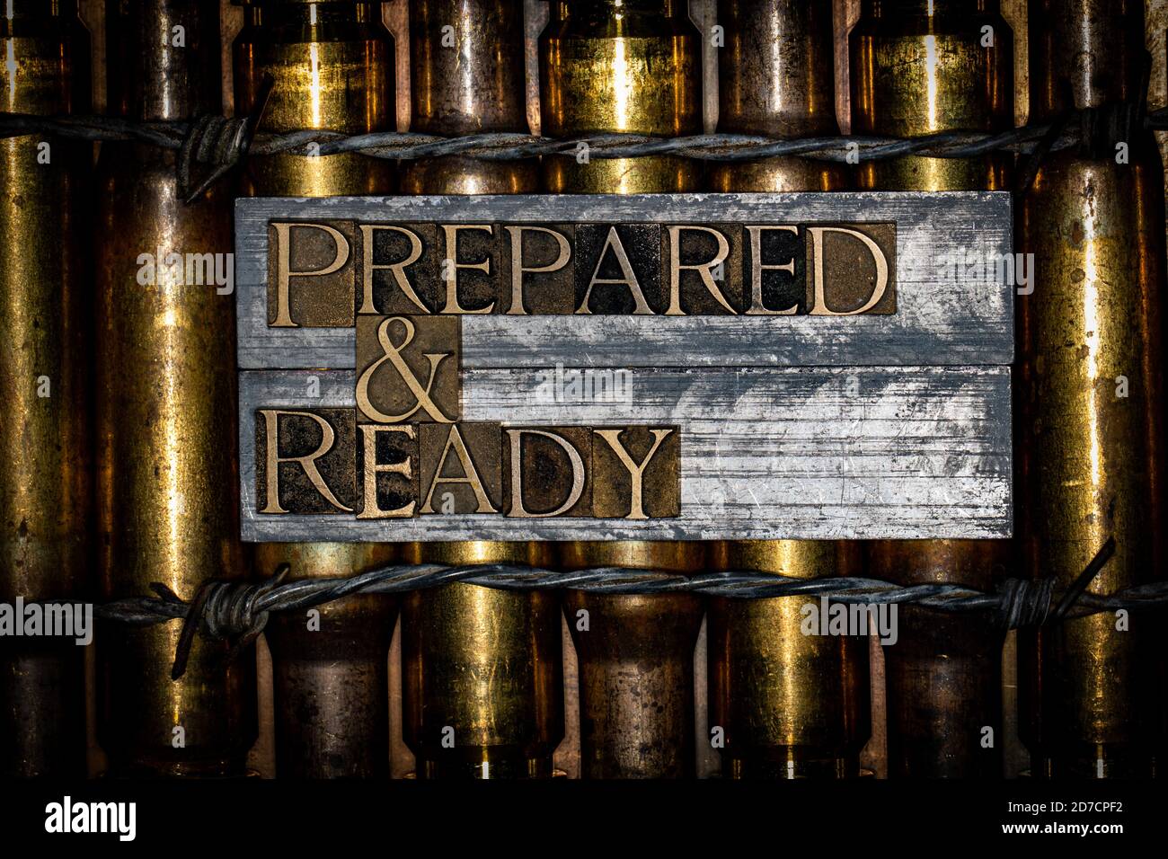 Foto von echten authentischen Schriftsatz Buchstaben bilden vorbereitet & bereit Text auf vintage texturierten Grunge Kupfer und Gold Hintergrund mit 50 Kaliber Geschoss cas Stockfoto