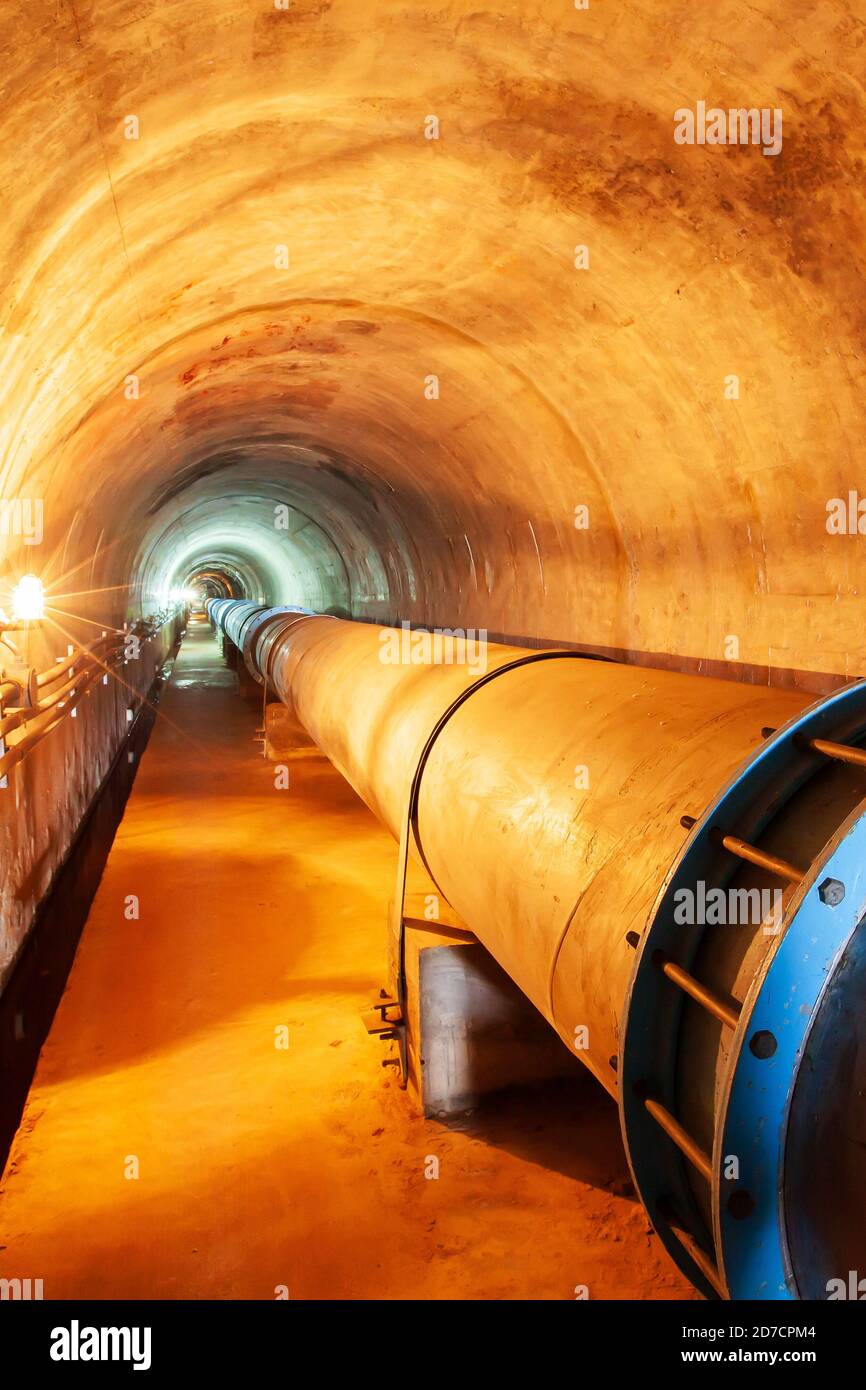 Horizontale Perspektive der Wasserleitung in einem Bergtunnel, Bewässerungssystem. Agrarkonzepte. Stockfoto