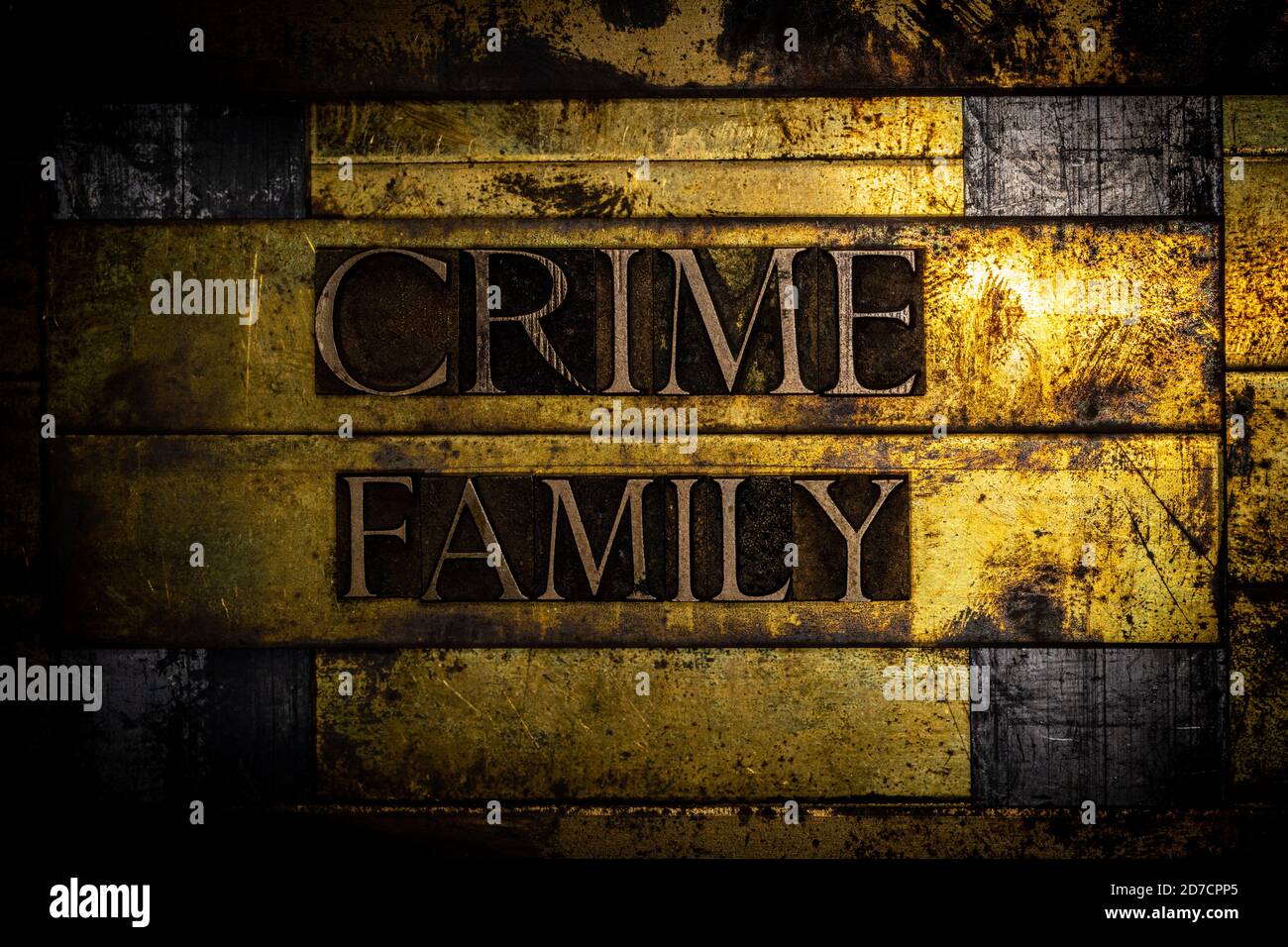 Crime Family Textnachricht auf vintage texturierten Grunge Kupfer und Goldfarbener Hintergrund Stockfoto