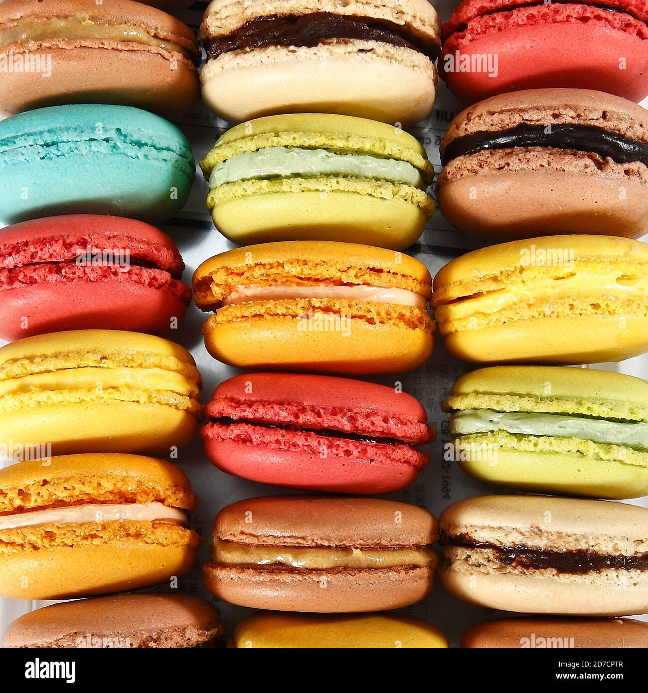 Ein Macaron ist ein süßes Süßgebäck auf Basis von Meringue, das aus Eiweiß, Puderzucker, Granulatzucker, Mandelmehl und Lebensmittelfarben hergestellt wird. Stockfoto
