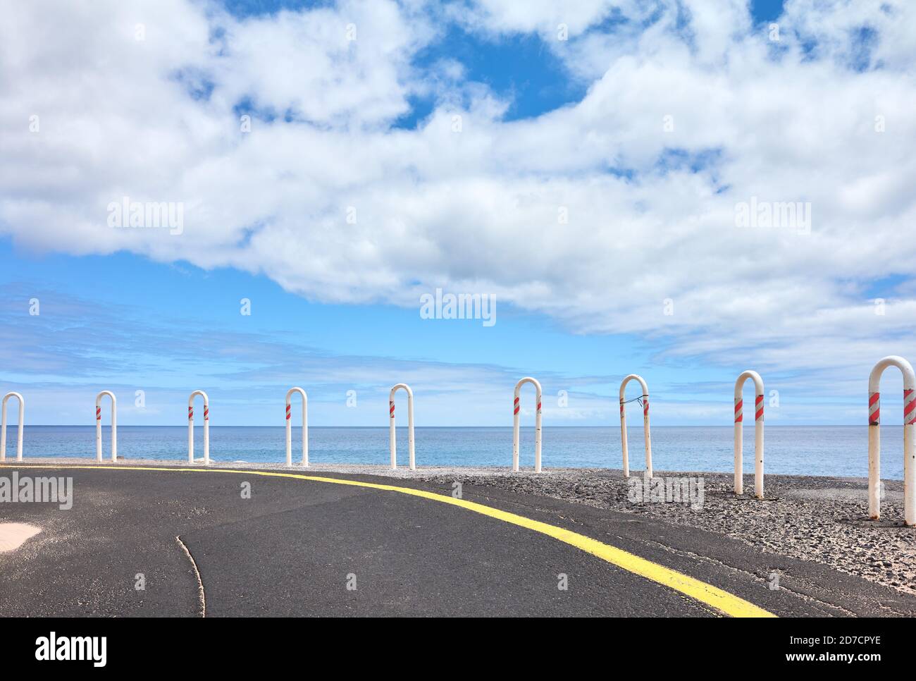Ende einer Straße am Meer, Reisekonzept, Playa De Las Teresitas, Teneriffa, Spanien. Stockfoto
