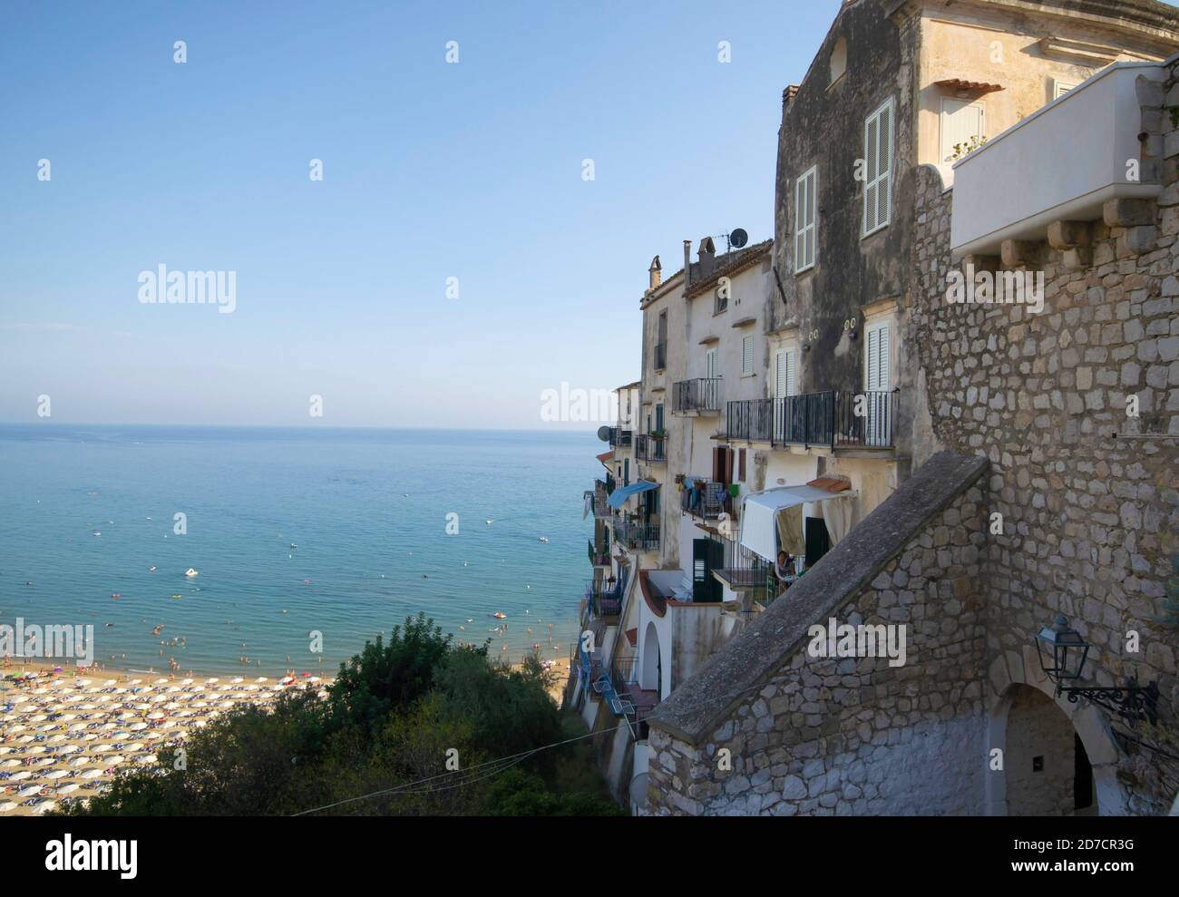Ein Blick auf die Stadt Sperlonga mit Blick auf das Tyrrhenische Meer Meer Stockfoto