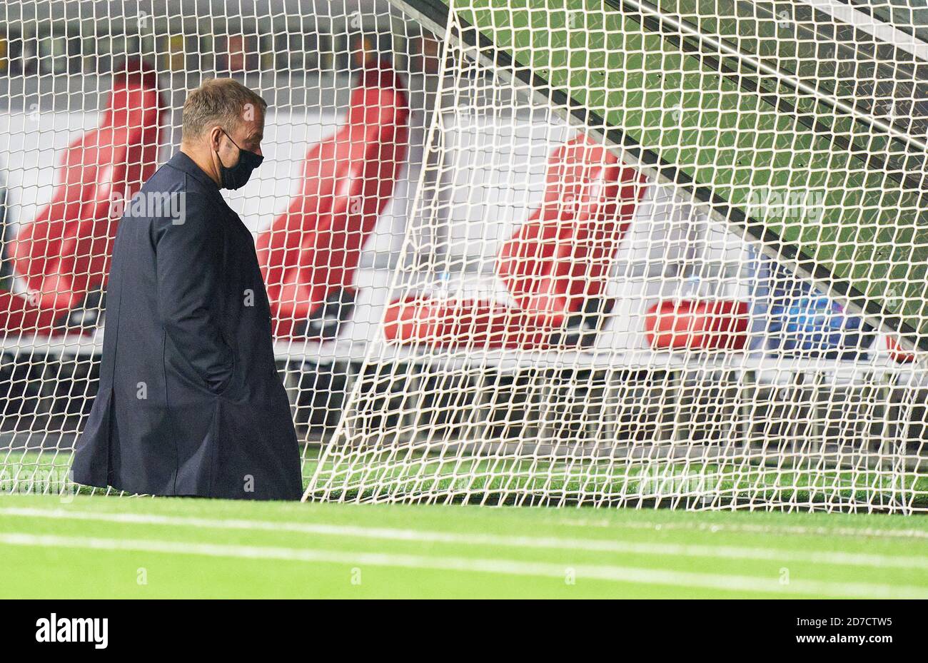 München, Deutschland. Oktober 2020. Trainer Hansi FLICK (FCB), Teamchef, Headcoach, Trainer, vor dem Spiel FC BAYERN MÜNCHEN - ATLETICO MADRID der Fußball UEFA Champions League in der Saison 2020/2021 in München, 21. Oktober 2020. © Peter Schatz / Alamy Live News / Pool die UEFA-Vorschriften verbieten die Verwendung von Fotos als Bildsequenzen und/oder quasi-Video wichtig: Nationale und internationale Nachrichtenagenturen OUT redaktionelle Verwendung KREDIT: Peter Schatz/Alamy Live News Stockfoto